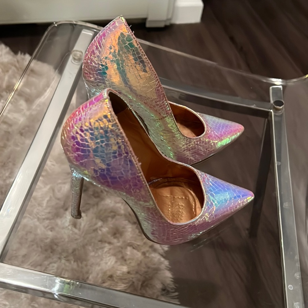 Gorgeous pink iridescent pump! Peeling inside. Outside is in great condition!
